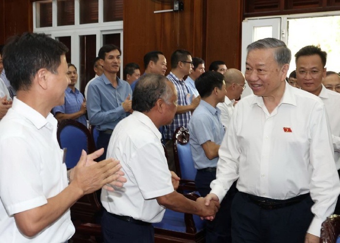 Tong Bi thu, Chu tich nuoc To Lam tiep xuc cu tri Hung Yen hinh anh