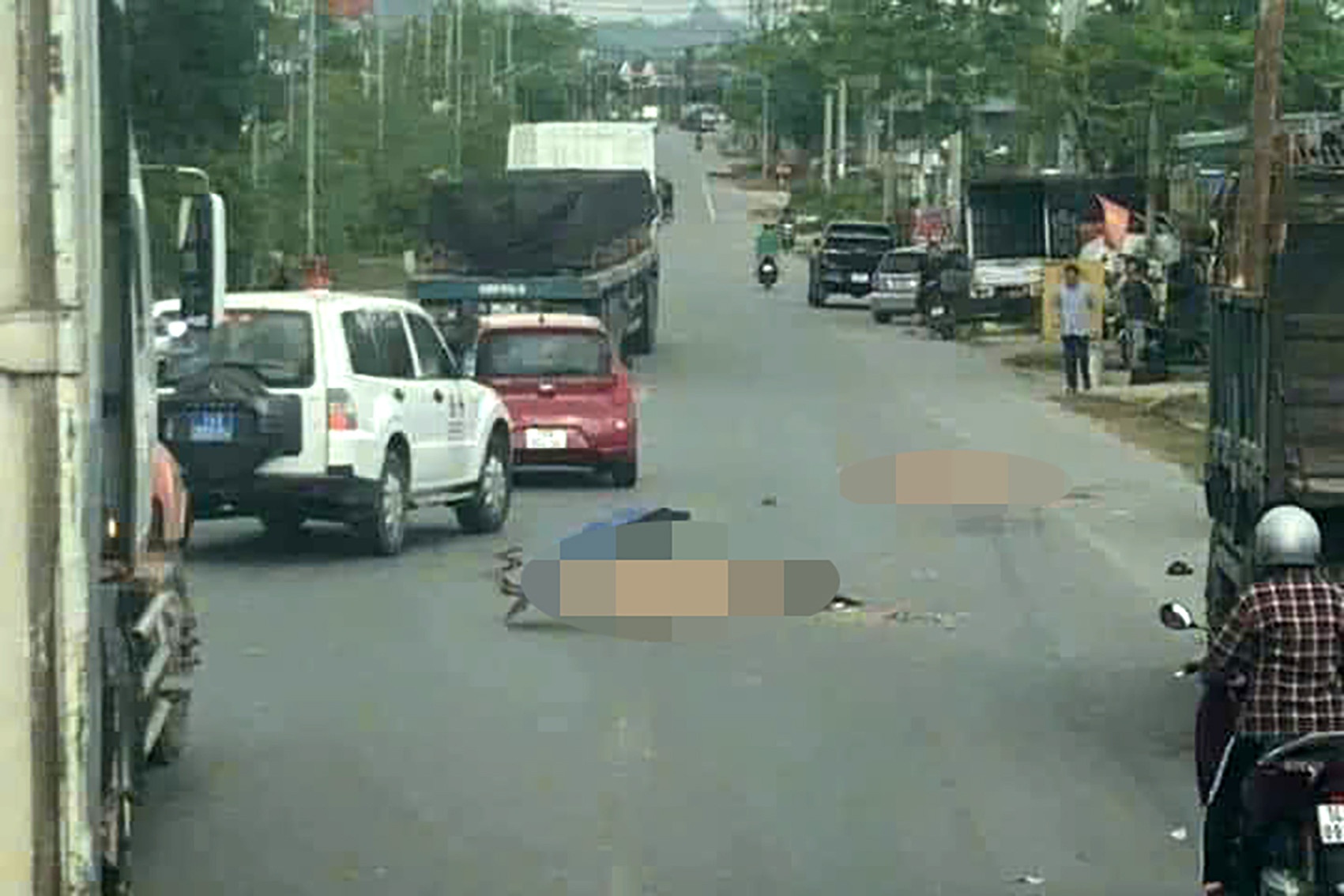 Xe may va cham lien hoan voi oto, 2 nam sinh lop 9 tu vong tai cho hinh anh