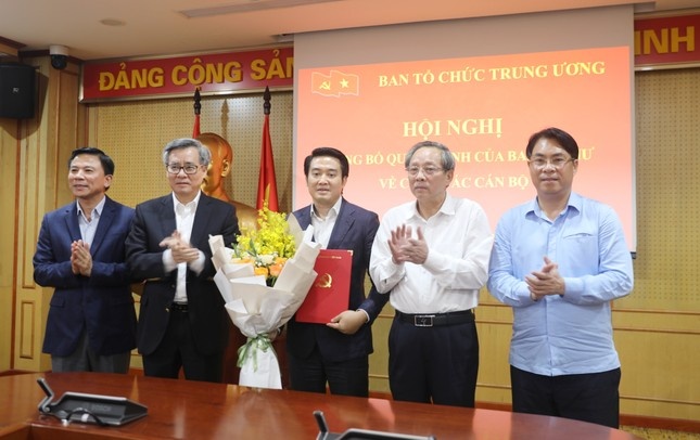 Bo nhiem Tro ly Truong Ban To chuc Trung uong hinh anh