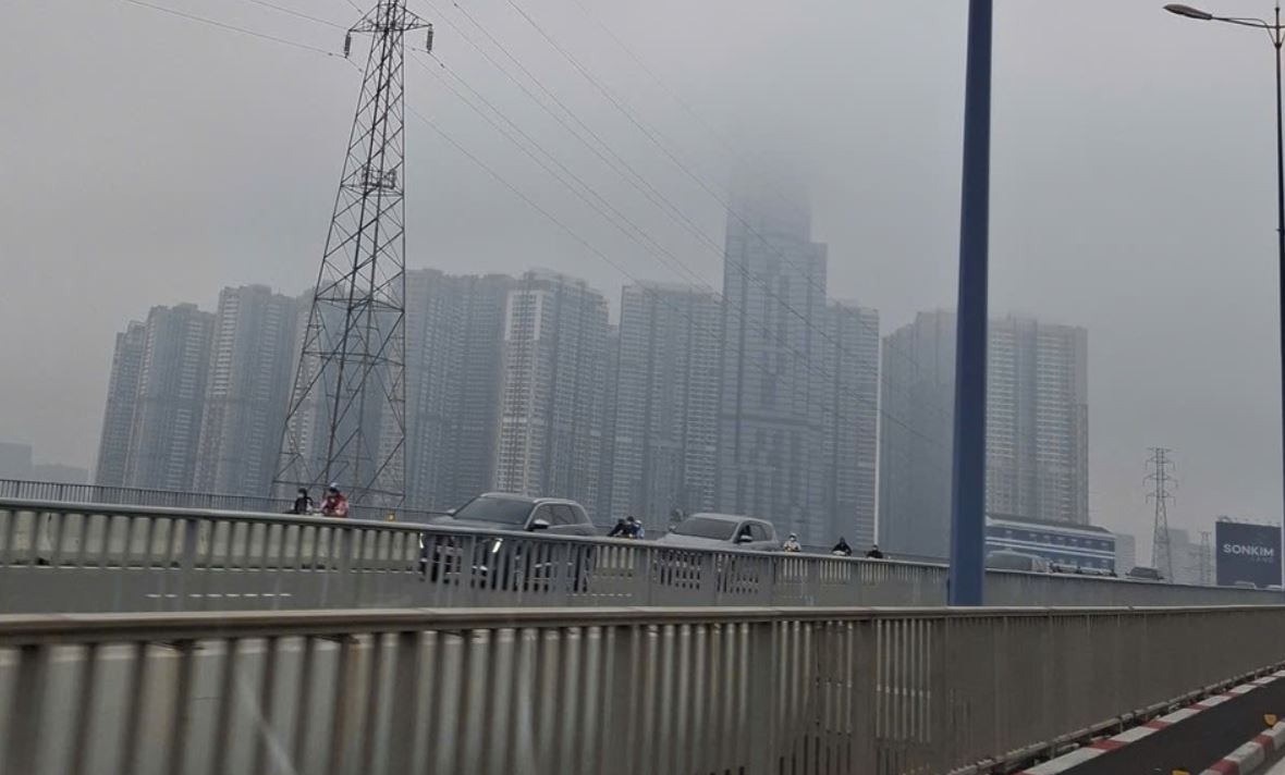 Nhieu nha choc troi o TP.HCM, Binh Duong mo khuat trong may mu hinh anh