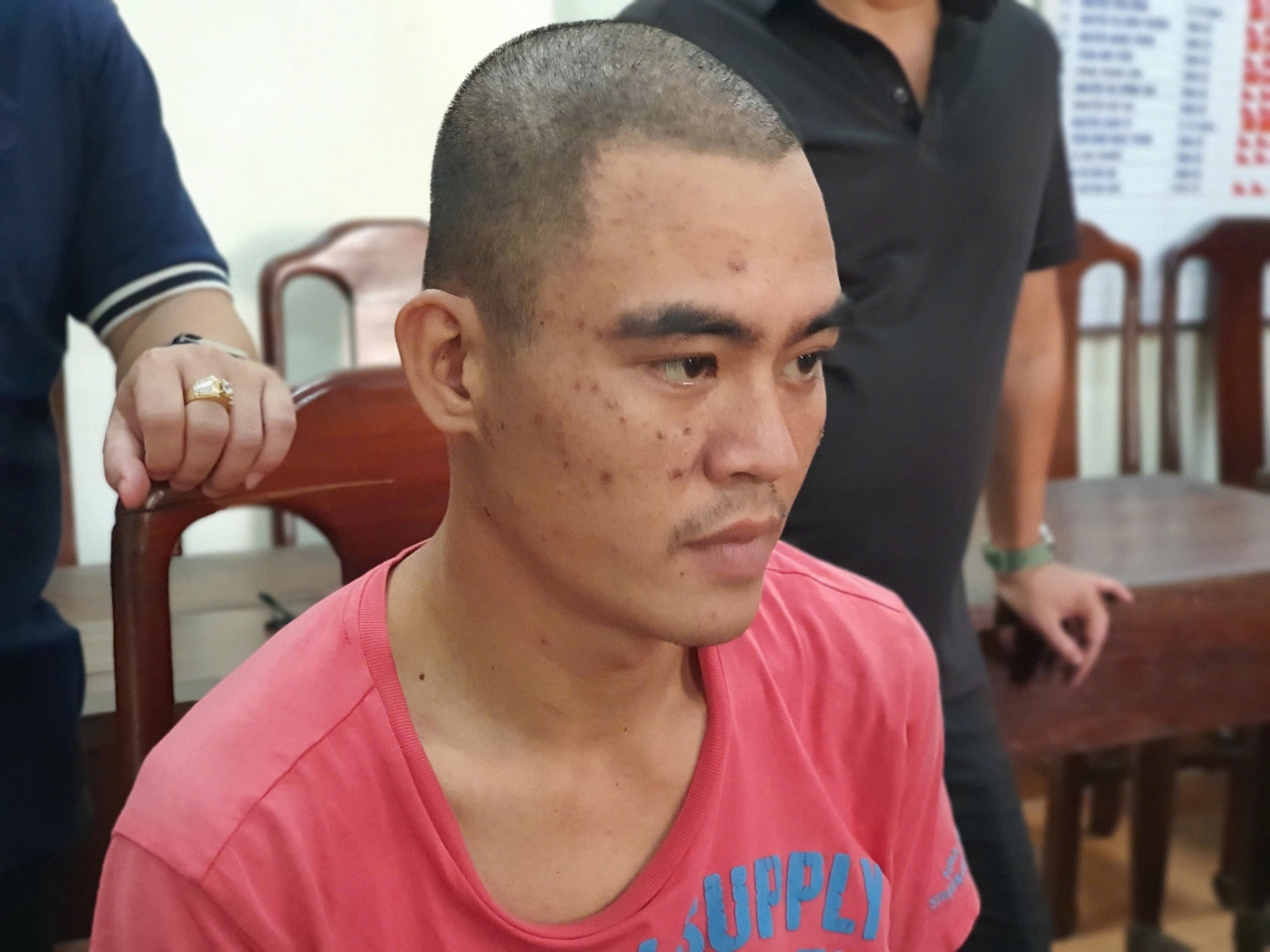 Dang chup anh truoc khach san, nu du khach bi cuop dien thoai hinh anh