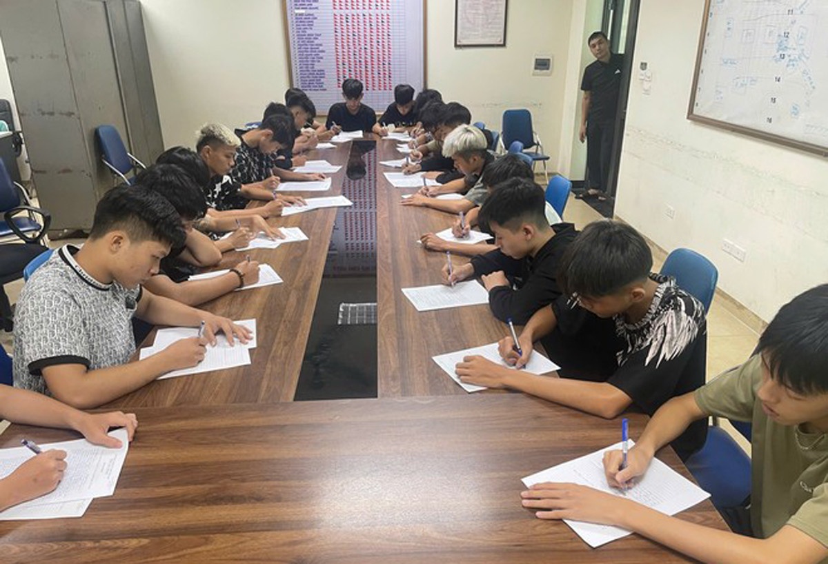 Tam giu 20 doi tuong gay roi trat tu cong cong o Ha Noi hinh anh