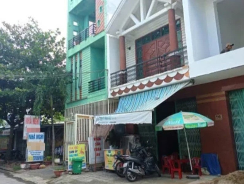 Vu cau hon roi sat hai ban gai: Nghi pham da co vo va 3 con hinh anh