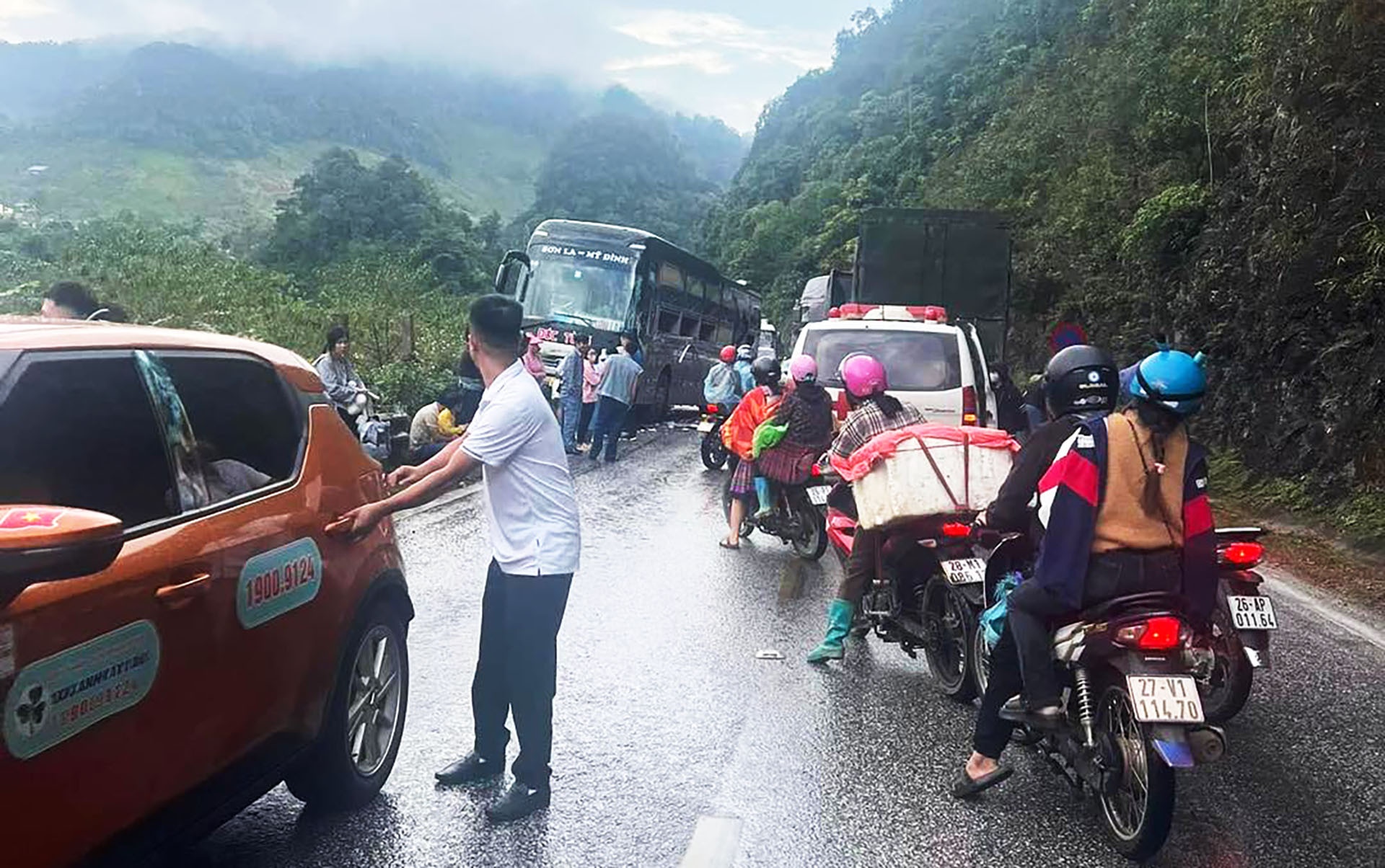 Xe khach 45 cho vang khoi long duong sau va cham voi xe tai hinh anh