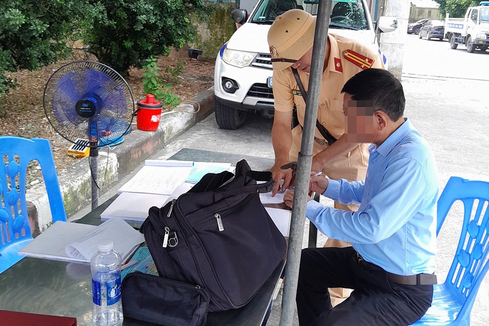 Phat tien, tuoc bang lai nguoi di nguoc chieu cao toc Noi Bai- Lao Cai hinh anh