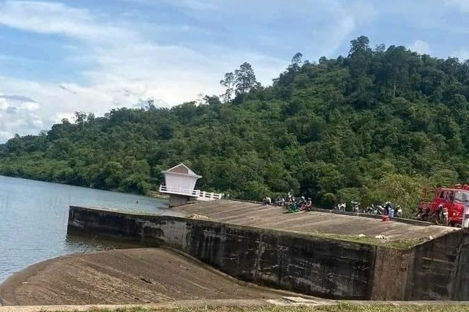 Lat thuyen o ho Thac Vang, 1 thieu nu tu vong hinh anh