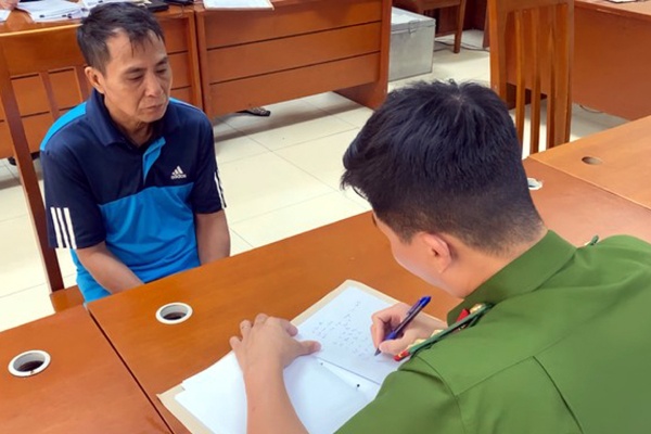 Ky di ten trom chi mac do lot, dot nhap nha dan o Ha Noi hinh anh