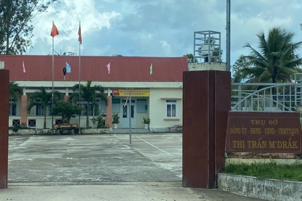 Khoi to bi thu kiem chu tich thi tran o Dak Lak vi lam quyen hinh anh