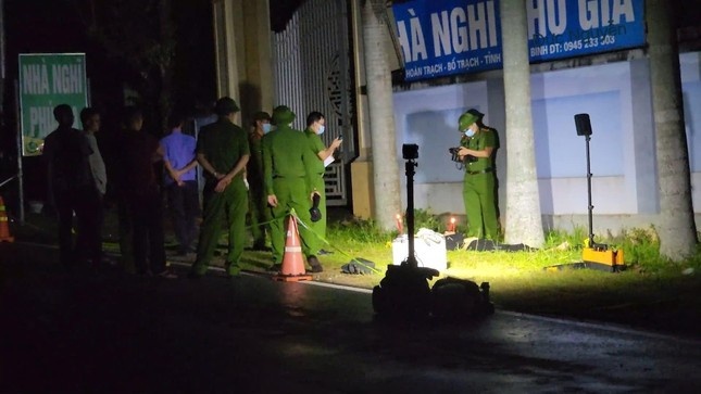 Nhom thanh nien ruot duoi chem 2 nguoi tu vong, mot nguoi dut canh tay hinh anh