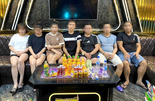 Chieu dai nhom ban bang 'tiec ma tuy' trong quan karaoke hinh anh