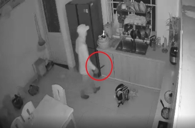 Trom cam dao dot nhap phong ngu nha dan hinh anh