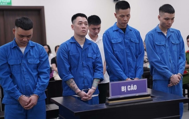 Co gai thu doi ngoai te bi ban trai 'ban dung' hinh anh