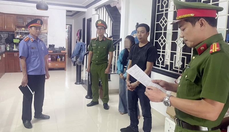 Nhan vien cua hang quan ao tham o gan 800 trieu dong hinh anh