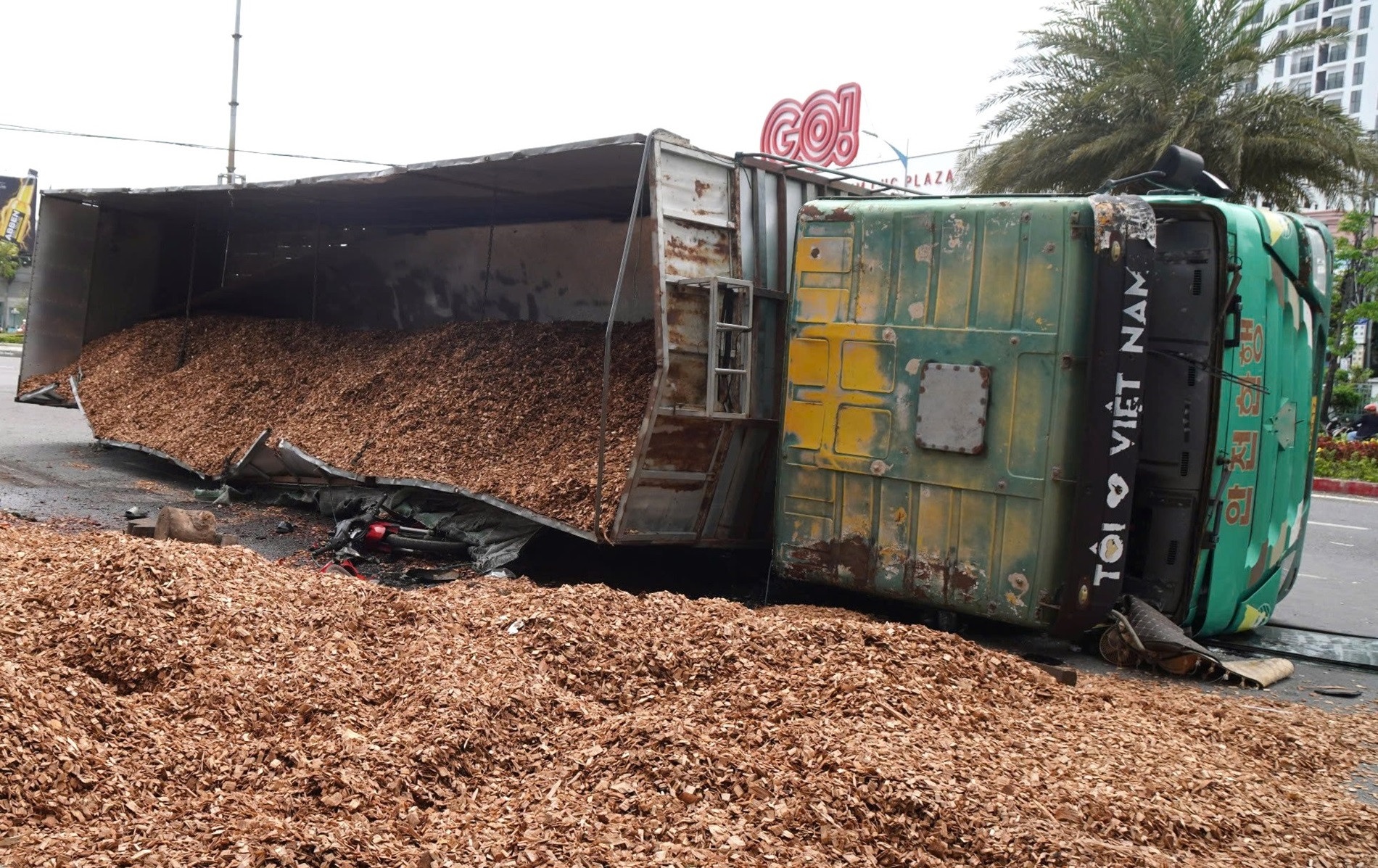 Tai xe chay qua toc do vu xe tai lat de 3 nguoi tu vong o Binh Dinh hinh anh