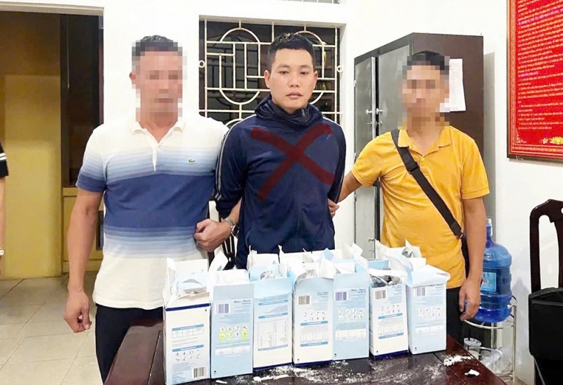 Nguy trang 9,3 kg ketamin trong 16 kien sua tu chau Au ve Viet Nam hinh anh