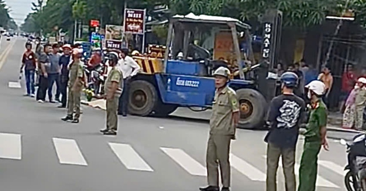 Va cham voi xe nang o TP.HCM, thanh nien 18 tuoi tu vong hinh anh