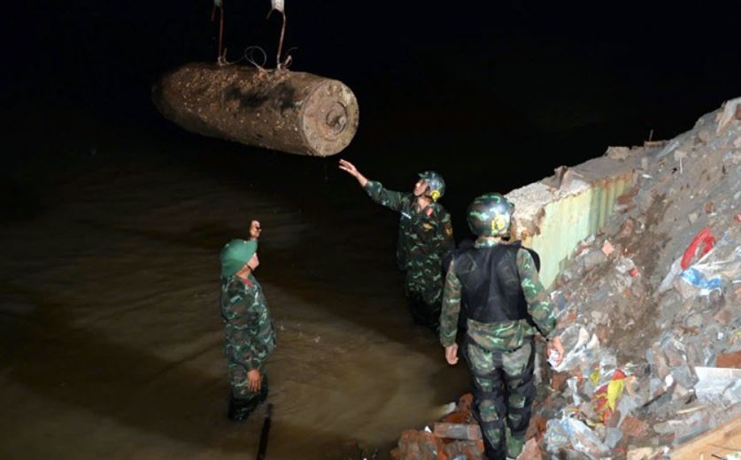 Truc vot qua bom nang hon 1,3 tan gan cau Long Bien hinh anh