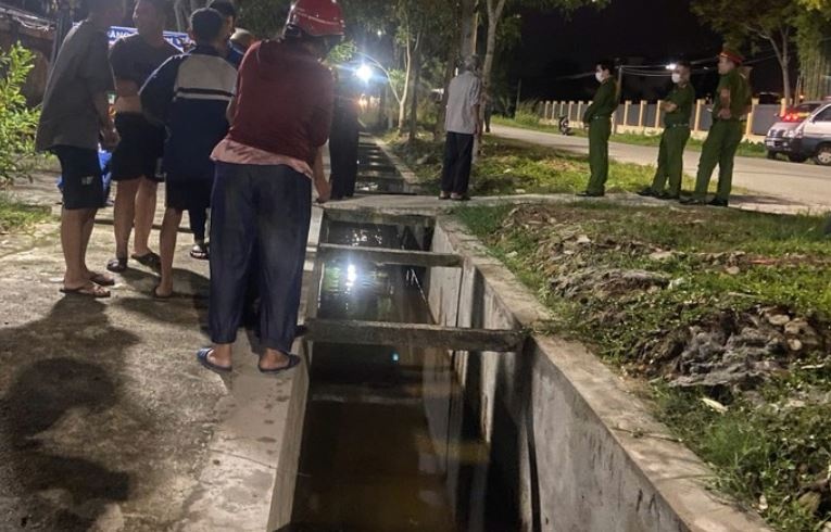 Phat hien nguoi dan ong tu vong duoi muong nuoc hinh anh