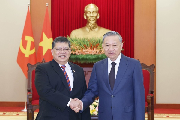 Tong Bi thu To Lam tiep Chu tich Ha vien Malaysia hinh anh