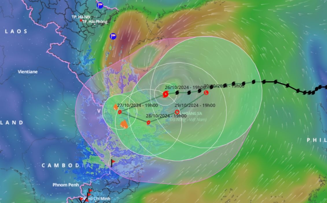Bao Tra Mi di vao dat lien mien Trung truoc khi nguoc ra bien hinh anh