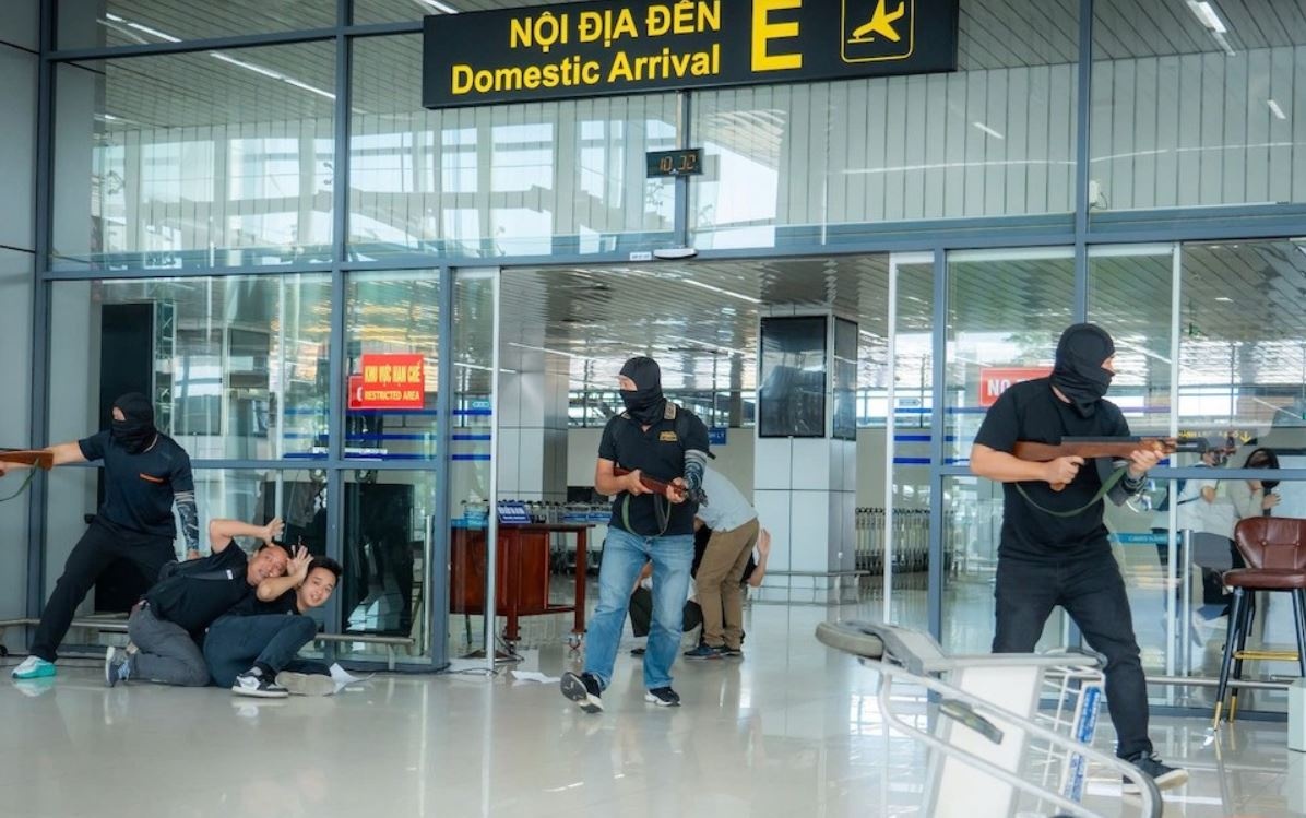 Dien tap chong khung bo vao san bay Noi Bai hinh anh