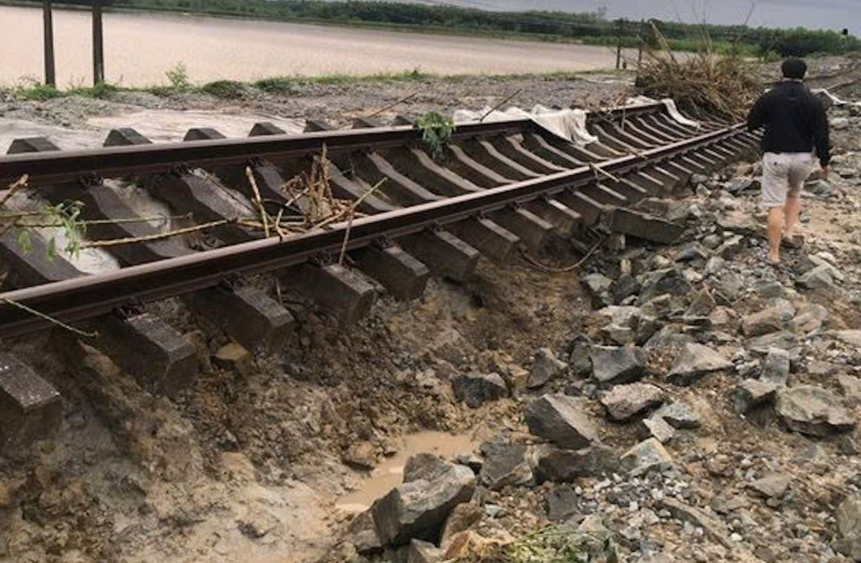 Bao Tra Mi lam dich chuyen duong ray tau o Quang Tri hinh anh