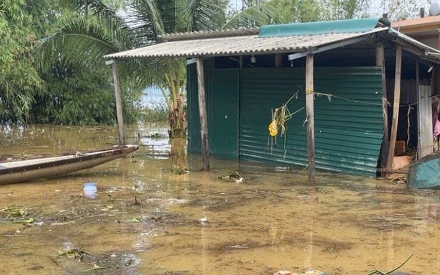 Hai be song sinh o Le Thuy chet duoi trong san nha ngap lu hinh anh