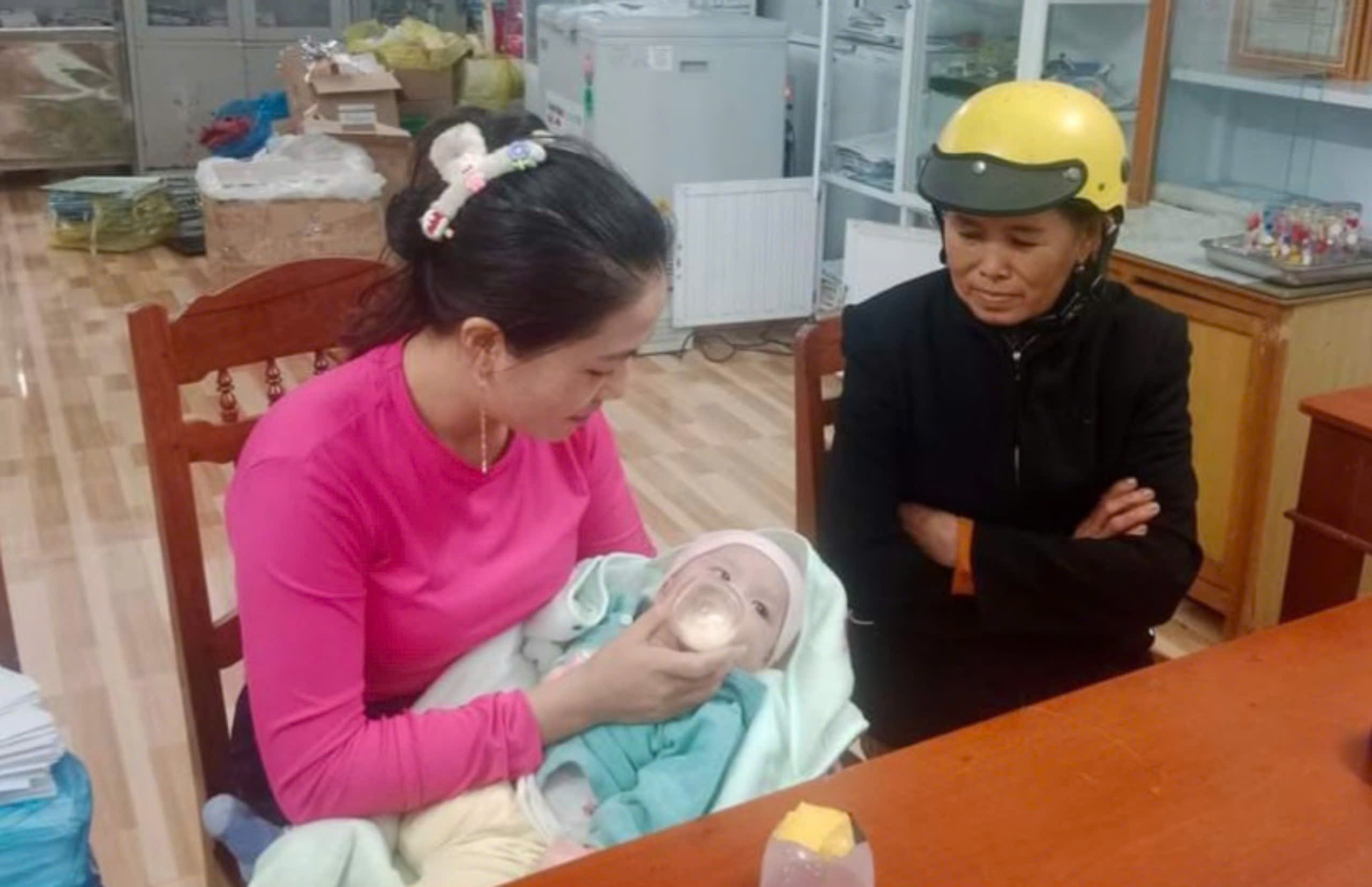 Be gai 4 thang tuoi bi bo roi truoc nha dan hinh anh