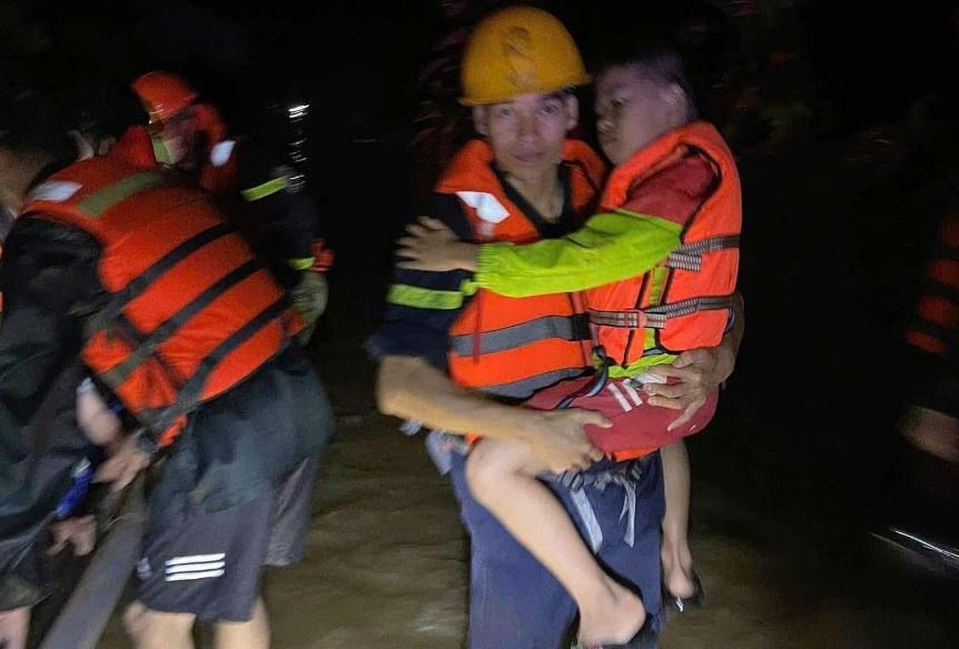 Nuoc song tren muc bao dong 2, Quang Tri xuyen dem ung cuu dan hinh anh