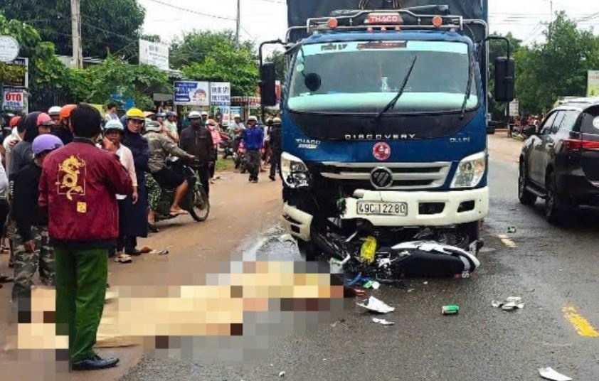 Tai nan nghiem trong voi xe tai, ba va chau gai hai tuoi tu vong hinh anh