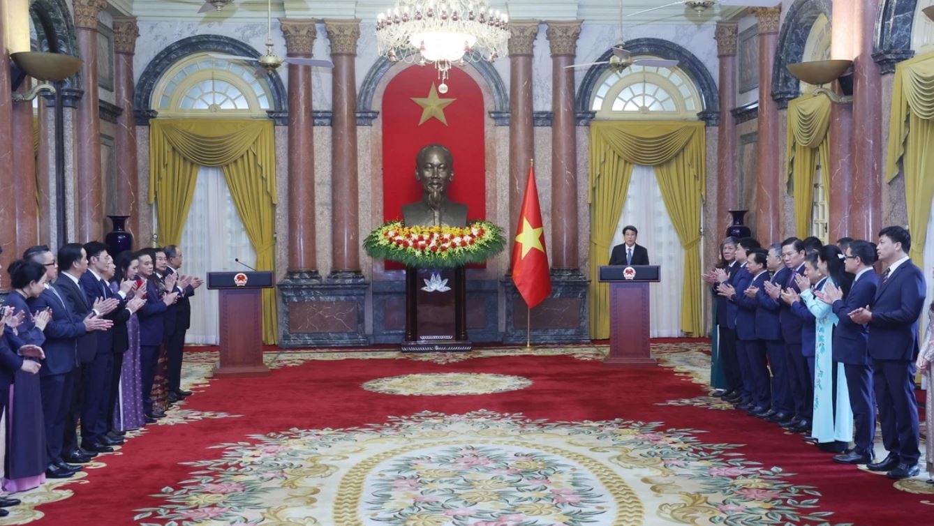 Chu tich nuoc gap mat lanh dao, nhan vien Van phong Chu tich nuoc hinh anh