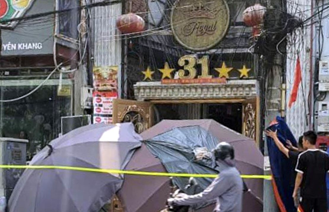 Roi tu tang 6 quan karaoke o Ha Noi, nguoi dan ong tu vong hinh anh