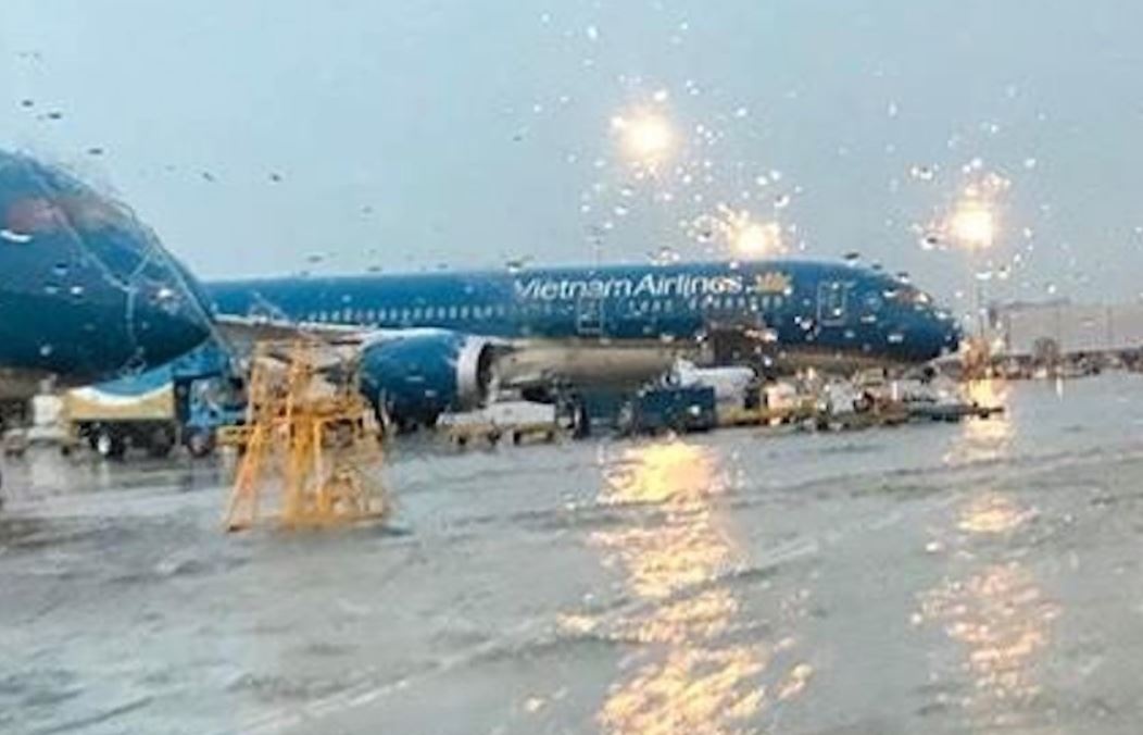 Hon 100 chuyen bay bi huy do anh huong bao Tra Mi hinh anh