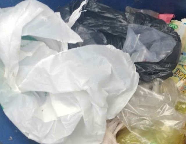 Phat hien thi the tre so sinh trong thung rac o Binh Duong hinh anh