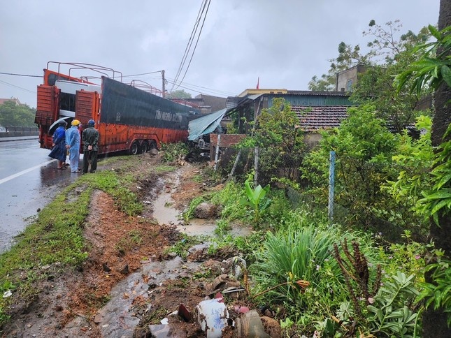 container lao vao nha dan anh 2