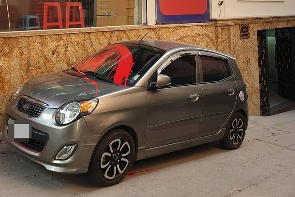 Do oto chan cua, chu xe nhan cac kieu dan mat hinh anh