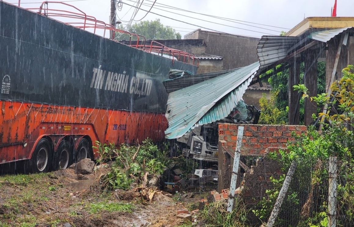 Xe container mat lai lao vao nha dan hinh anh