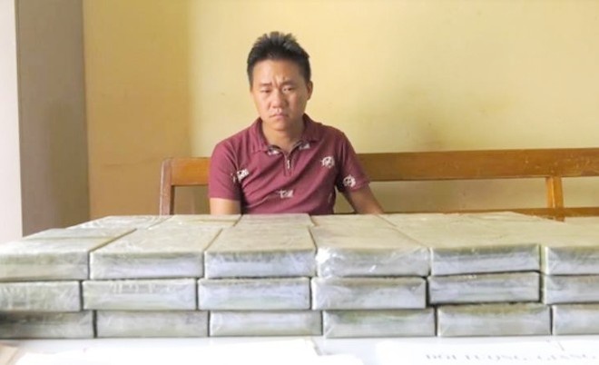 Lat mat 'ong trum' duong day ma tuy nup duoi vo boc lai xe taxi hinh anh