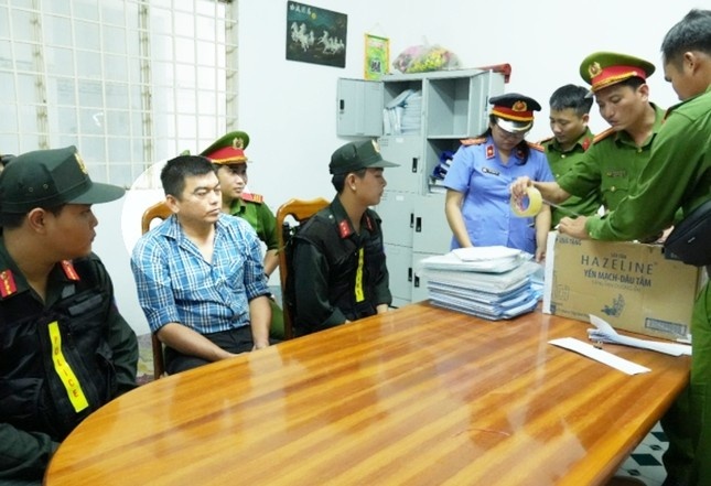 Khoi to cuu lanh dao cong ty dang kiem o Hau Giang hinh anh