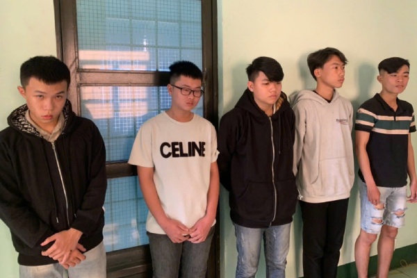 Tam giu 2 nhom thanh thieu nien giai quyet mau thuan bang dao hinh anh