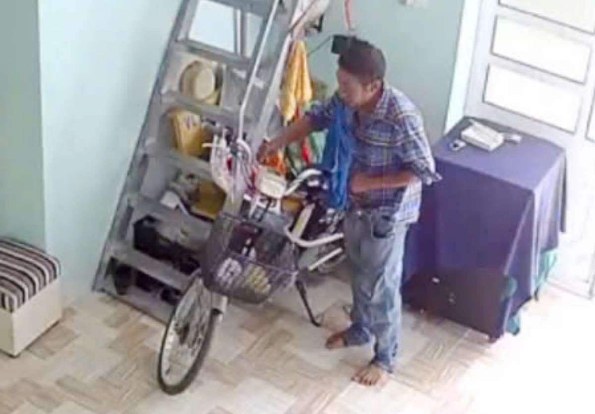 Nguoi dan ong vao nha xin nuoc uong roi hiep dam nguoi phu nu 63 tuoi hinh anh