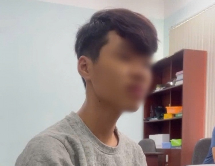 Thieu nien cuop tai san, hiep dam nguoi phu nu 60 tuoi trong lo cao su hinh anh