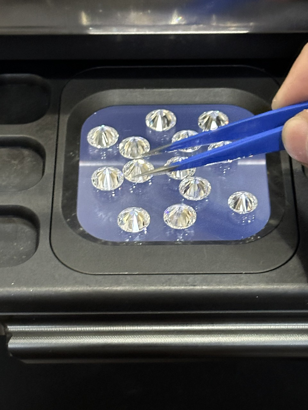 Kham pha vu van chuyen hon 700 vien kim cuong qua duong san bay hinh anh