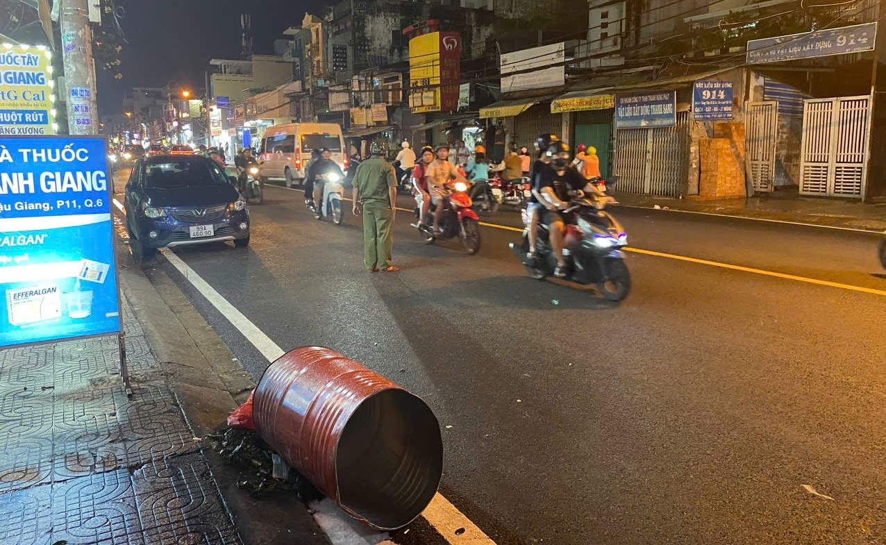 Thung phuy phat no o TP.HCM, mot nguoi bi thuong hinh anh