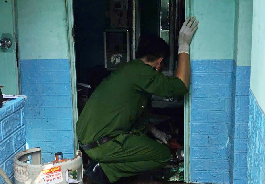 Mui hoi thoi boc ra tu can nha, cong an kiem tra phat hien thi the hinh anh