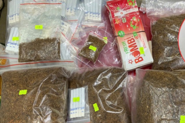 Bat nu chu tiem quan ao kiem cung cap thuoc la tam ma tuy hinh anh