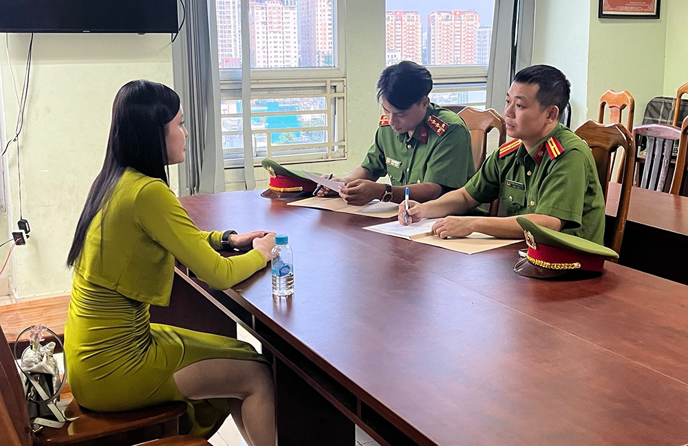 Cuu tiep vien hang khong moi gioi mai dam cho nguoi mau, duoc giam an hinh anh
