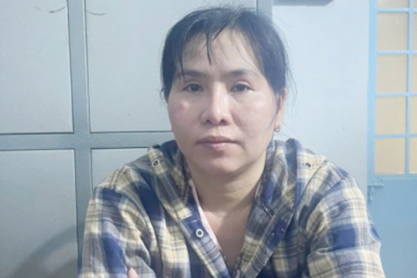 Chu quan ca phe moi gioi cho nhan vien ban dam hinh anh