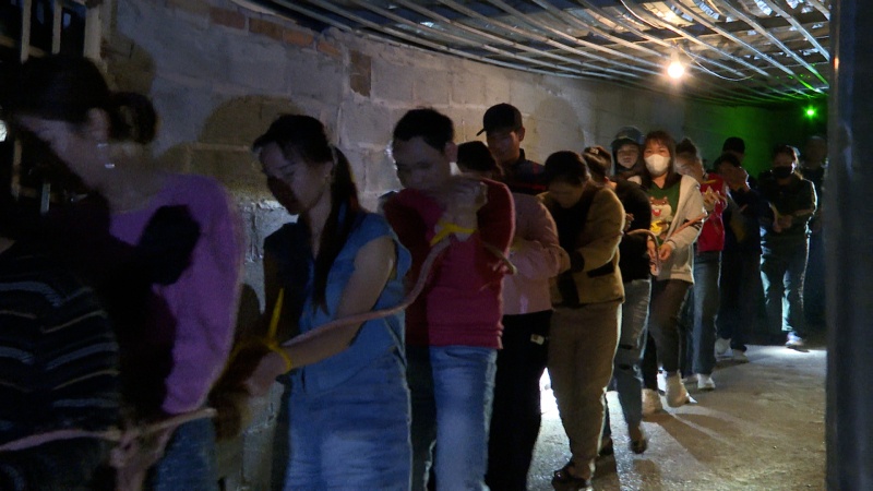 Ham bi mat,  Hon 300 m,  Can cu danh bac anh 2