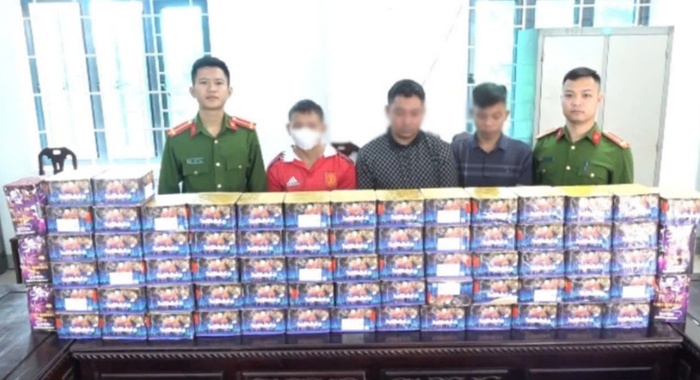 Gom hang ta phao cung khi dong lanh van chuyen vao noi dia hinh anh